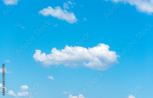 Cumulus clouds on blue sky, nature background © Savvapanf Photo ©