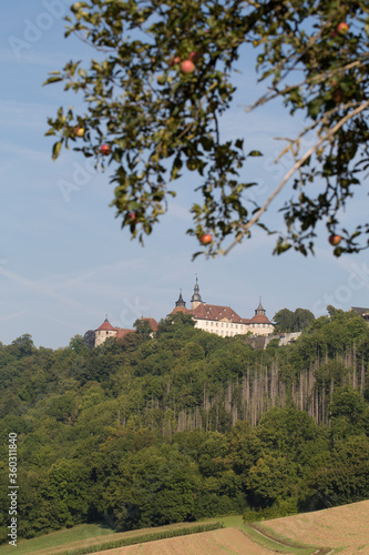 Landschaft mit der Stadtansicht von Langenburg in Deutschland im Hintergrund photo