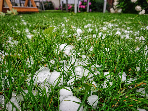 Hagel auf grüner Wiese