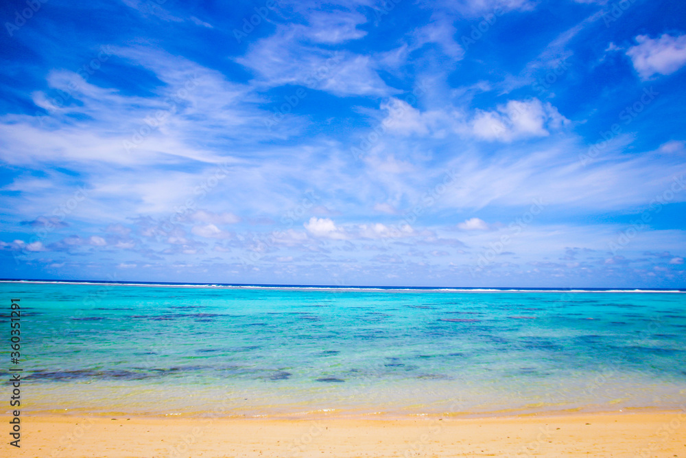 Fototapeta premium Rarotonga breathtaking stunning views from a plane of beautiful beaches, white sand, clear turquoise water, blue lagoons, Cook islands, Pacific islands