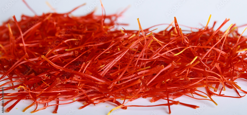 Naklejka premium Heart-shaped saffron threads on a white background