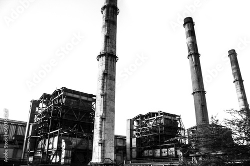 Estructura de fabrica construida en blanco y negro 