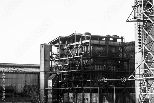 Estructura de fabrica construida en blanco y negro 