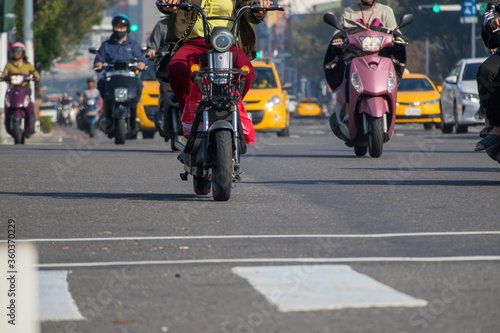 主要な移動手段として利用されるオートバイがたくさん行き交う台湾の街