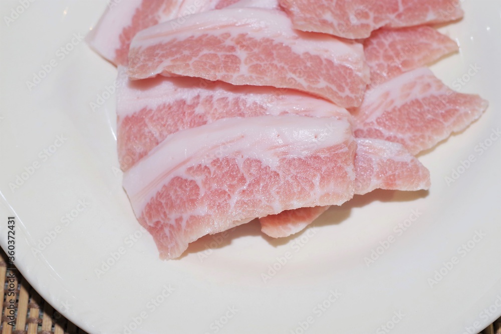 薄くスライスした豚トロ生肉