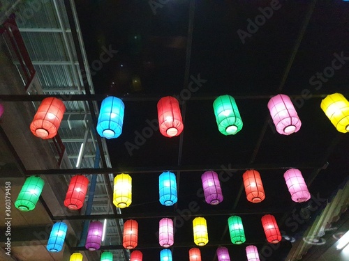 Obraz na płótnie Paper lanterns on the streets of old Asian town w salonie