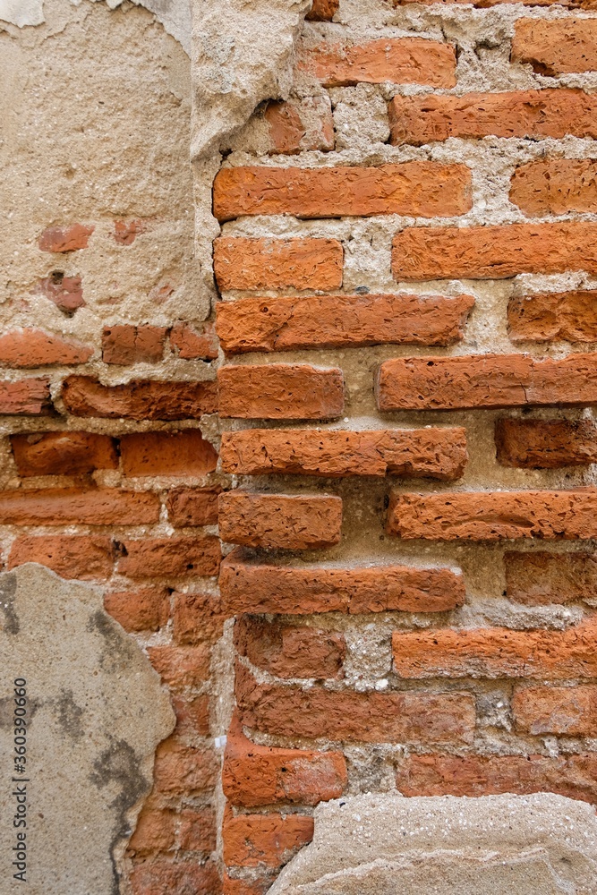 Fototapeta premium The cement walls are old and deteriorated over time. The walls were so cracked that they could see bricks made of clay.