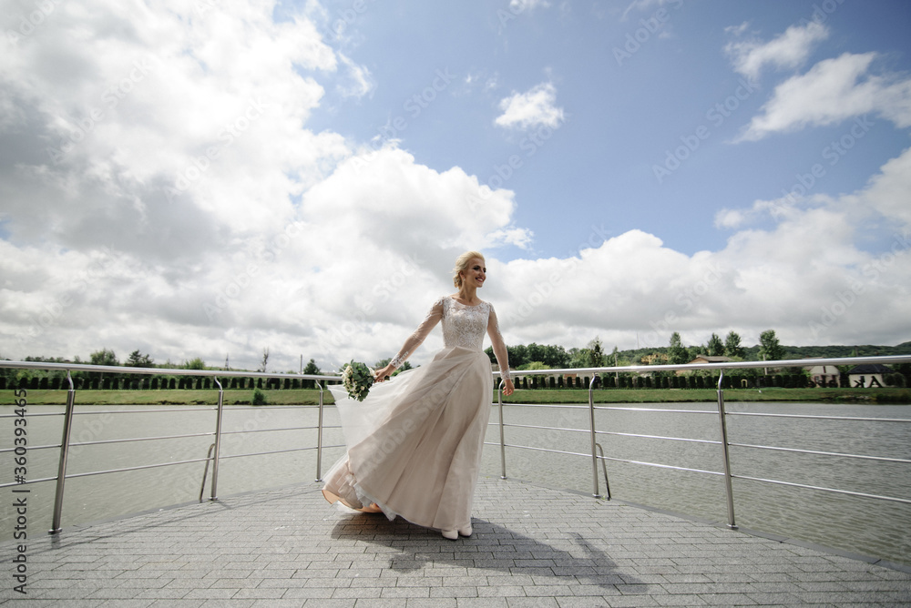 Obraz premium The bride holds a wedding bouquet in her hands And spins.
