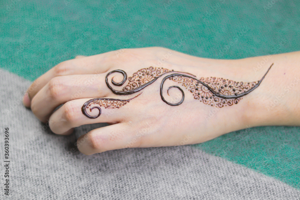 Van hen Imperialisme fout Stockfoto Woman Hands with black mehndi tattoo. Hands of Indian bride girl  with black henna tattoos. Hand with perfect turquoise manicure and national  Indian jewels. Fashion. India. Marriage traditions | Adobe Stock