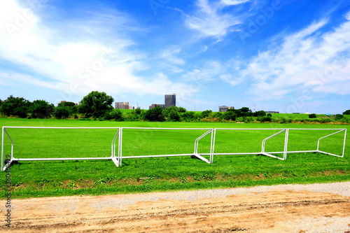 サッカーのゴールポストのある初夏の江戸川河川敷風景