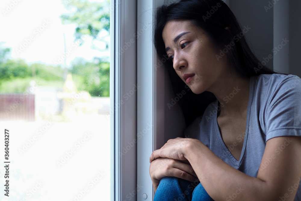 Asian women look sad and disappointed. Women are sad, lonely, or have mental problems.