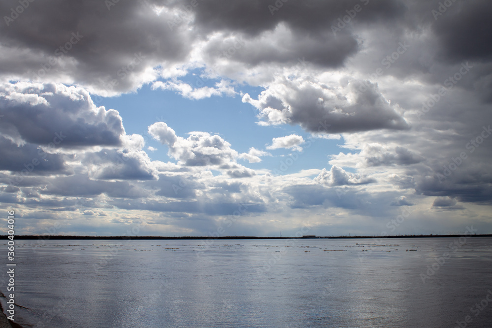 Obraz premium seascape with a view of the coast, horizon and clouds