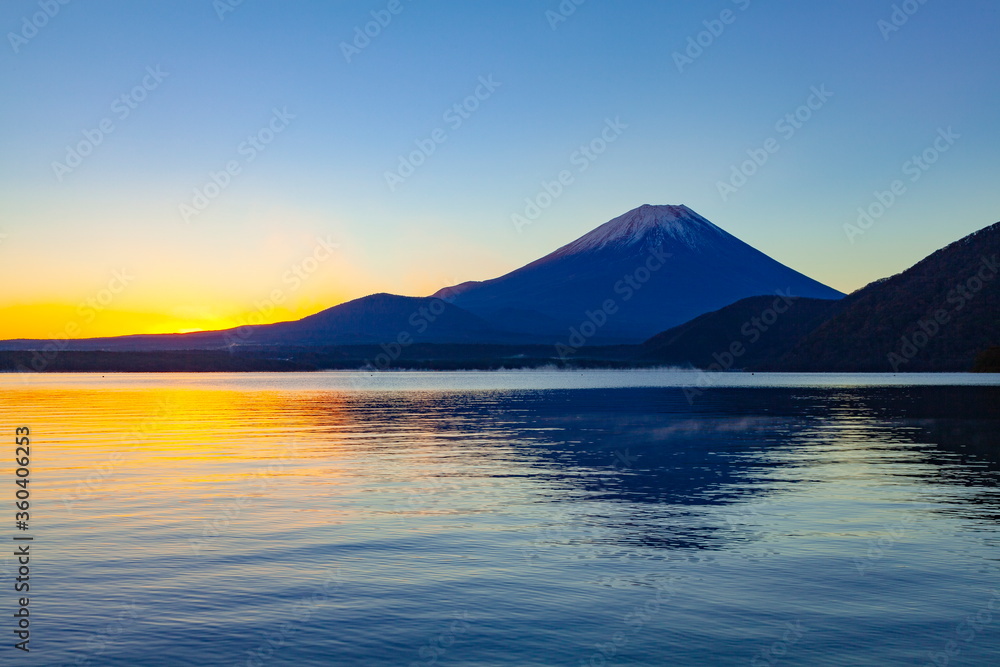 夜明けの富士山、山梨県本栖湖にて