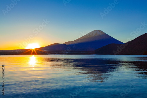 富士山と日の出、山梨県本栖湖にて © photop5