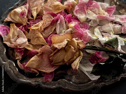 シルバートレイの上のドライフラワー
dried flowers on a silver tray