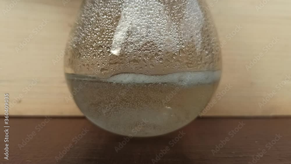 Stockvideon Chemical reaction of dissolution of pieces of magnesium in dilute sulfuric acid. As