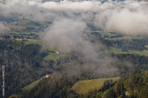 Widok na dolinę i zalegające chmury