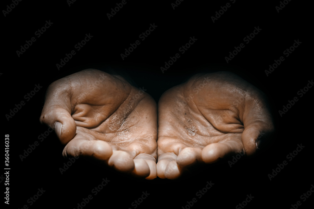 Ταπετσαρία begging hands of a working man in the dark