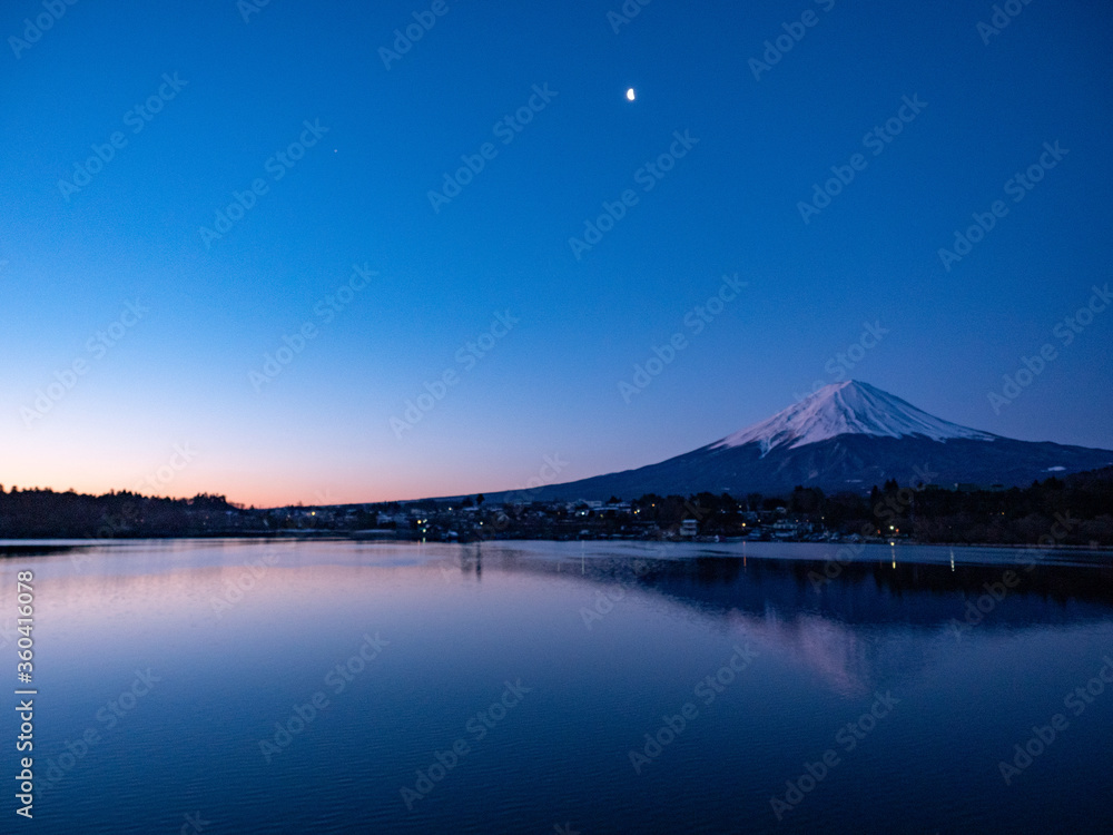 河口湖から望む朝焼けの富士山