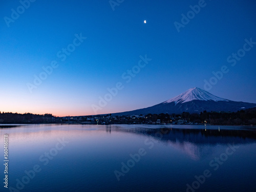 河口湖から望む朝焼けの富士山