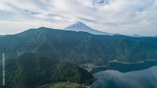 西湖上空より望む富士山