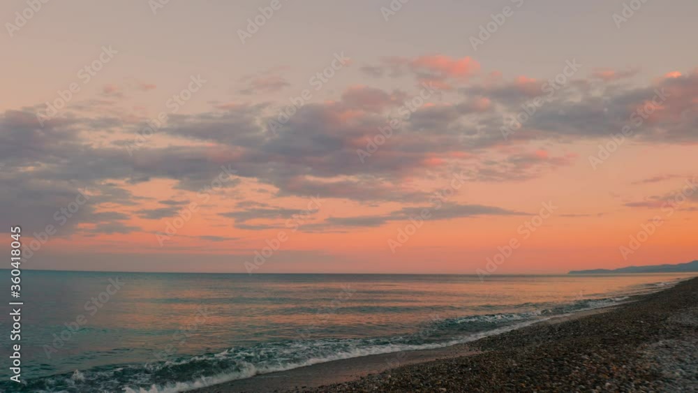Mare calmo e tramonto rosso infuocato vicino la spiaggia Mare calmo e tramonto rosso infuocato vicino la spiaggia