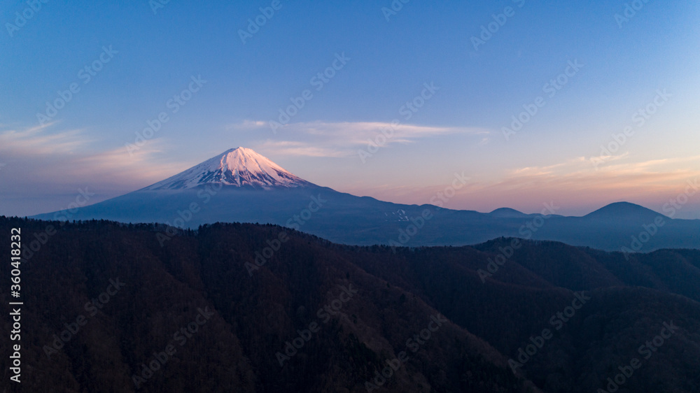 西湖から望む夕暮れマジックアワーの富士山