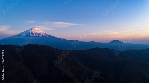 西湖から望む夕暮れマジックアワーの富士山 © AIM corporation