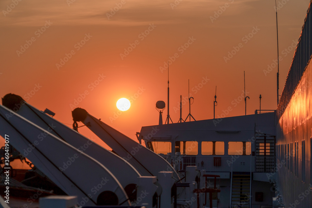 Naklejka premium Sonnenuntergang auf der Nordsee. Fotografiert auf einer Fähre