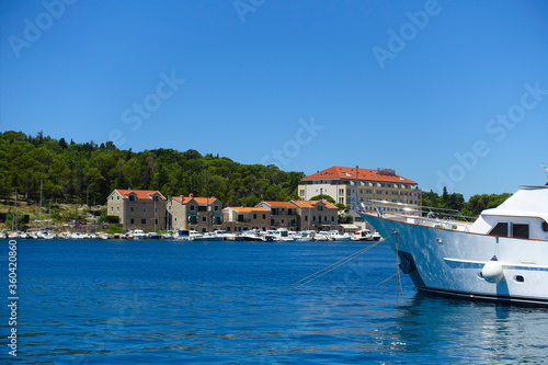 Makarska Chorwacja widok na jacht i w tle zabudowania starego miasta. Lazurowe morze Adriatyckie i błękitne niebo