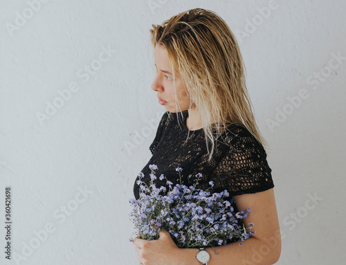 girl with white hair with the flower in hands