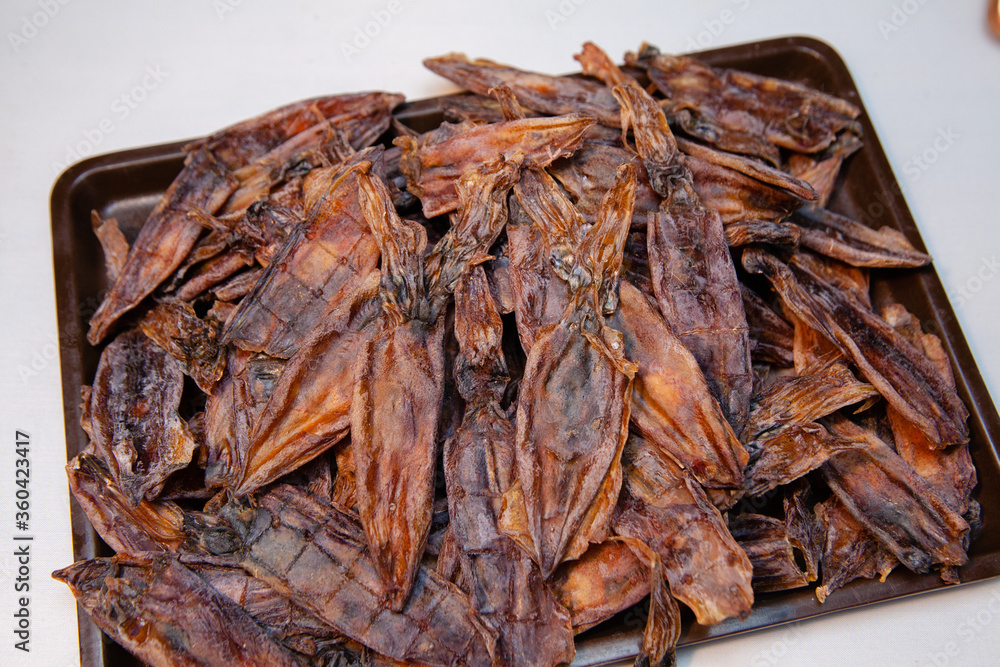 Dried squid is a food preservation that has long been Use salt and sunlight to keep for a long time. It also gives a special delicious flavor different from the original. Dried squid is a food preservation that has long been Use salt and sunlight to keep for a long time. It also gives a special delicious flavor different from the original.