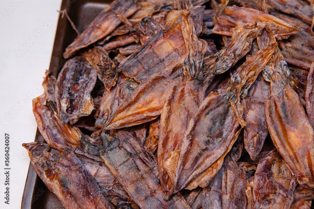 Dried squid is a food preservation that has long been Use salt and sunlight to keep for a long time. It also gives a special delicious flavor different from the original.