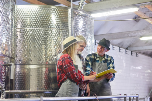 Photos Winemaker and team with checklist in the wine cellar