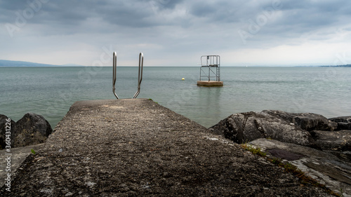 Plongeoir sur le lac Léman par temps nuageux