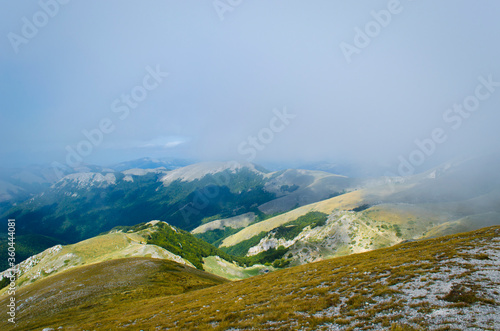 Prati e valli tra la nebbia photo