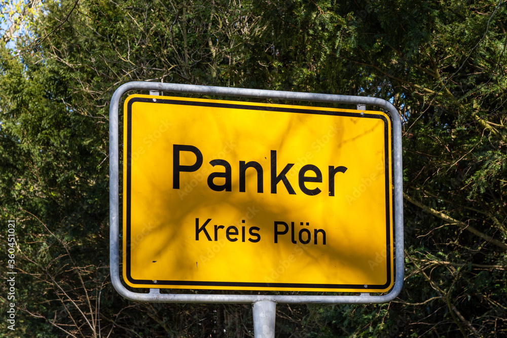 Ein Ortseingangsschild vom Gut Panker in Schleswig-Holstein Ein Ortseingangsschild vom Gut Panker in Schleswig-Holstein