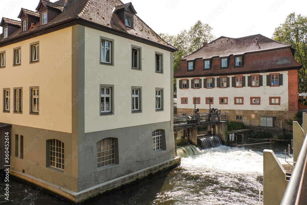 Der Wasserstand der Regnitz in Bamberg wird mit Hilfe von Wehren geregelt 