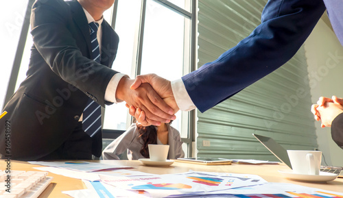 Wallpaper Mural business people shaking hands in the office Torontodigital.ca