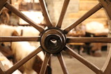 widok przez drewniane koło na starą manufakturę