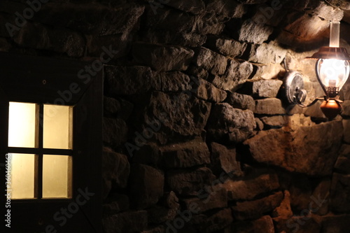 Widok na kamienny tunel oświetlony lampą