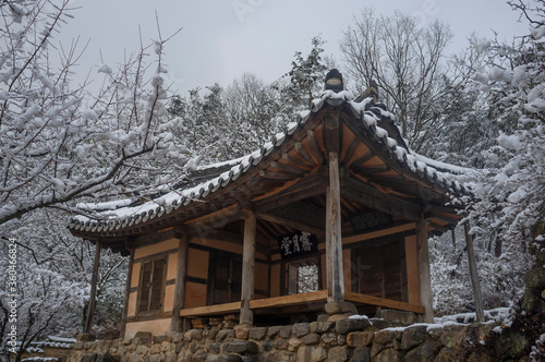 눈이 쌓인 대한민국 전통 가옥 © 정범 김