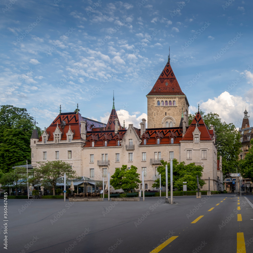 Chateau d'Ouchy devant un ciel bleu à Lausanne