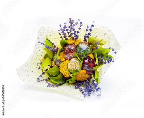 Kräuterbouquet auf weissem Hintergrund