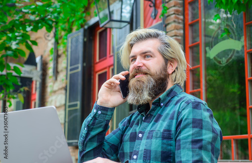 Fotografía Smiling man with phone outdoors