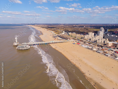 Fotografia Pier with Ferris Wheel at Northern Sea Scheveningen Beach , located near the Hague city aerial drone footage