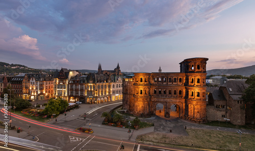 Porta Nigra in Trier zur blauen Stunde