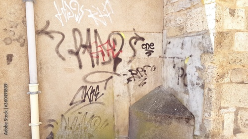 Mur avec tags urbains