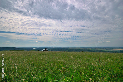 Graslandschaft auf dem Plateau des Braunsbergers bei Hainburg mit Donau