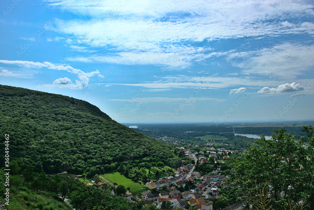 Panorama von Hainburg mit Donau im Hintergrund